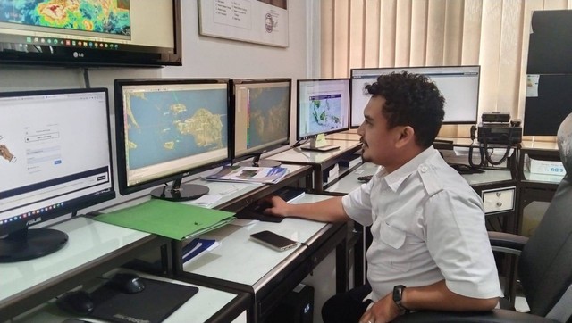 Petugas BMKG Stasiun Meteorologi DEO Sorong terus memantau perkiraan cuaca, foto: Yanti/BalleoNEWS