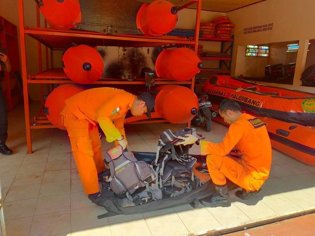 Petugas Kantor SAR Palembang mempersiapkan peralatan untuk melakukan bantuan ke lokasi kapal tenggelam. (ist)