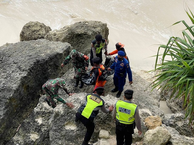 Evakuasi jenazah turis Malaysia yang tewas di Nusa Penida, Bali - IST