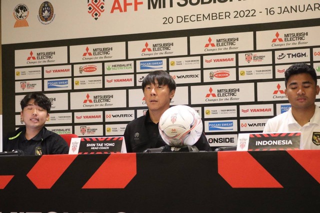 Jeong Seok Seo 'Jeje' (kiri), Shin Tae-yong, dan Asnawi Mangkualam saat konferensi pers pralaga Timnas Indonesia vs Thailand di Stadion Utama Gelora Bung Karno (GBK) di Piala AFF pada 28 Desember 2022. Foto: Soni Insan Bagus L/kumparan