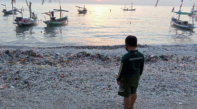 Pesisir pantai Kenjeran Surabaya. Foto: Masruroh/Basra