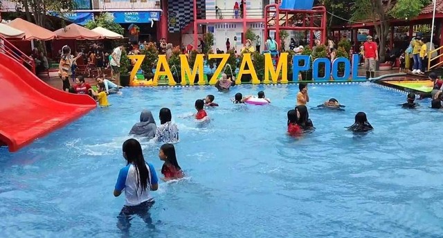 Sejumlah wahana air tersedia di objek wisata kolam renang Zam-Zam Pool Kabupaten Kuningan, Jawa Barat. (Andri)