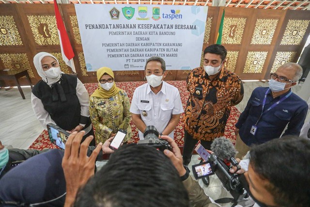 Wali Kota Bandung, Yana Mulyana bersama Bupati Kabupaten Karawang, Kabupaten Blitar, dan Kabupaten Maros di Aula Pendopo Wali Kota, Rabu 28 Desember 2022.