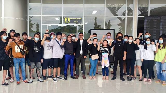 Para WNI asal Sulut yang sempat disekap di Kamboja tiba di Bandara Sam Ratulangi, Manado.