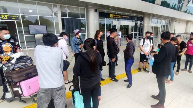 Suasana kedatangan WNI asal Sulut yang jadi korban Perdagangan Orang dan disekap di Kamboja saat tiba di Bandara Sam Ratulangi Manado.