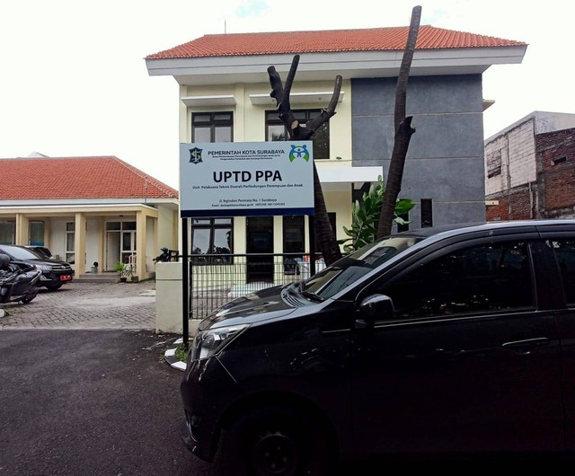 Kantor UPTD Perlindungan Perempuan dan Anak (PPA) di kawasan Nginden, Surabaya. Foto: Masruroh/Basra