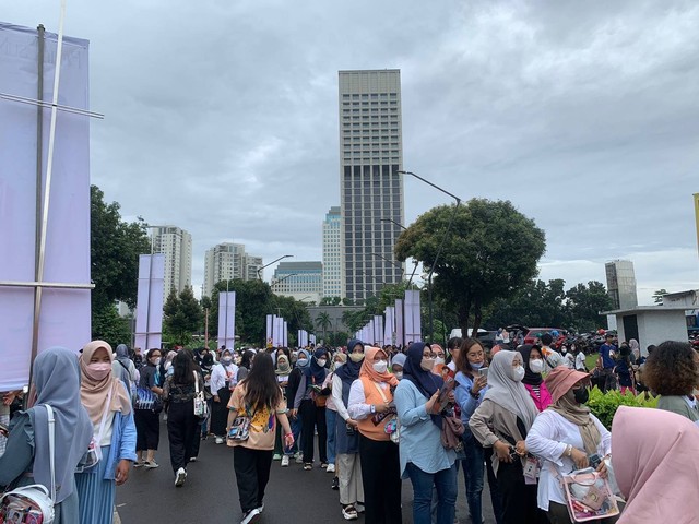 Suasana di area GBK lokasi konser Seventeen Be The Sun in Jakarta. dok: Mutiara Oktaviana/kumparan