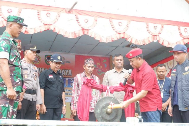 Bupati Seruyan, Yulhaidir memukul gong untuk membuka kegiatan Festival Budaya "Sepan Biha". (Ist)
