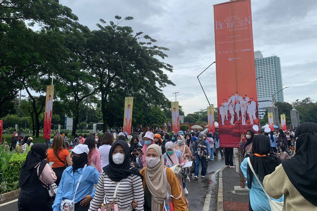 Antusiasme penonton konser SEVENTEEN WORLD TOUR [BE THE SUN] di Stadion Madya Gelora Bung Karno pada 28 Desember 2022 di GBK, Jakarta. Foto: Mutiara Oktaviana/kumparan