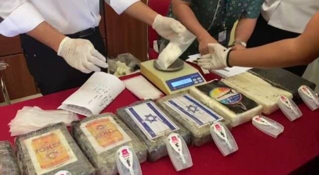 Delapan bungkus narkotika jenis kokain yang ditemukan di hutan Anambas, Kepulauan Riau. (Foto: Reza/batamnews)