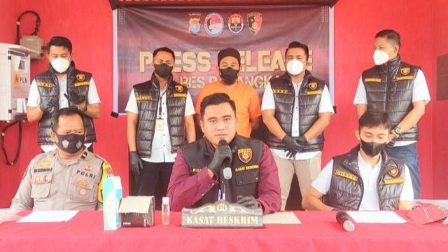 Kasat Reskrim Polres Pasangkayu Iptu Ronald Suhartawan saat merilis kasus penggelapan dana desa. Foto: Dok. Polres Pasangkayu