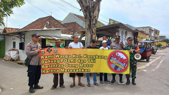 Warga Teluk Btung Selatan mendukung polisi dan TNI memberantas Geng Motor. Foto: Ist