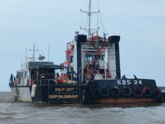 Kapal KSOP Palembang yang melakukan evakuasi kru kapal ARK Shiloh yang tenggelam di perairan Banyuasin, Sumsel. (ist)