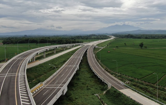 Foto udara pembangunan Tol Cisumdawu (Cileunyi-Sumedang-Dawuan) seksi 6 di Kabupaten Majalengka, Jawa Barat, Rabu (28/12/2022). Foto: Fakhri Hermansyah /Antara Foto