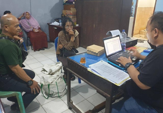 Wanita pembawa peluru aktif di Palembang saat di mintai keterangan, Foto : Istimewa