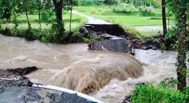 Sejumlah jembatan penghubung antar desa di Pulau Bawean, Kabupaten Gresik, terputus akibat diterjang banjir bandang. Foto: Dok. Istimewa