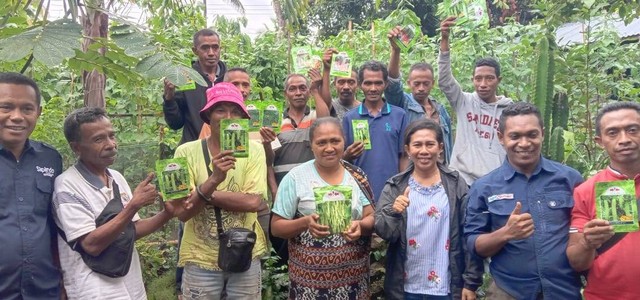 Keterangan Foto: Pembina DSA, Yofania Maria Franchis didampingi Ketua MTF Sikka menyerahkan bibit horti untuk kelompok Tani di Desa Ladogahar, Rabu (28/12/2022) Foto: Athy Meaq