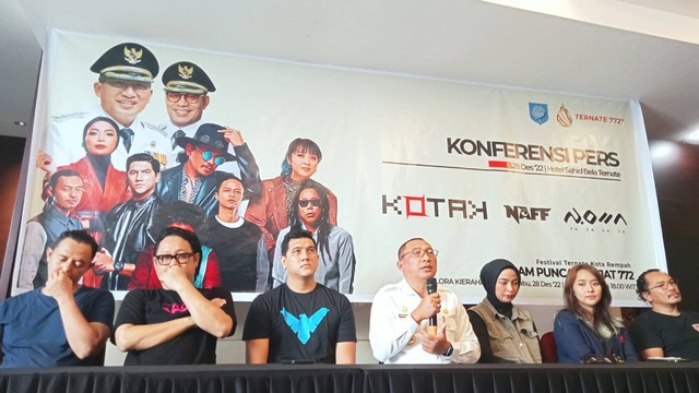 Suasana pers conference di Sahid Bela Hotel Ternate, Wali Kota Ternate didampingi personel Kotak dan Naff. Foto:Sansul Sardi/cermat.
