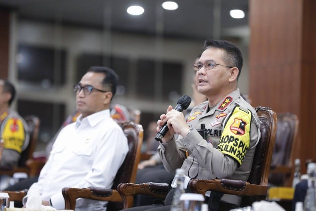 Kakorlantas Polri Irjen Pol Firman Shantyabudi bersama Menteri Perhubungan Budi Karya Sumadi di Posko K3I Terpadu Operasi Lilin, NTMC Polri, Jakarta. Foto: Dok. Istimewa