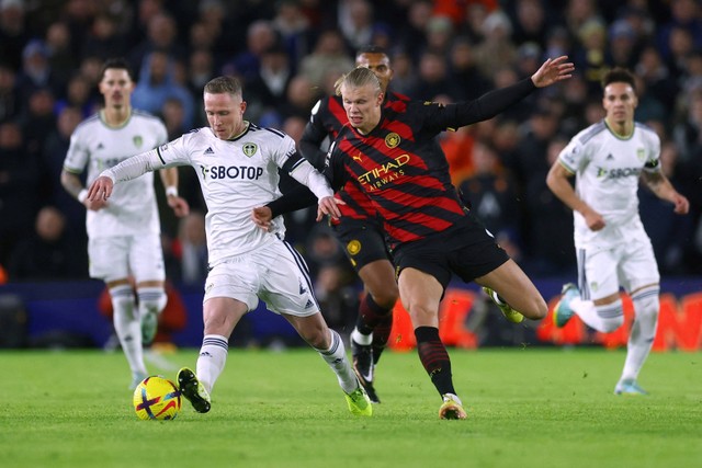 Pemain Manchester City Erling Braut Haaland berebut bola dengan pemain Leeds United pada pertandingan lanjutan Liga Inggris di Stadion Elland Road, Leeds, Inggris. Foto: Molly Darlington/REUTERS