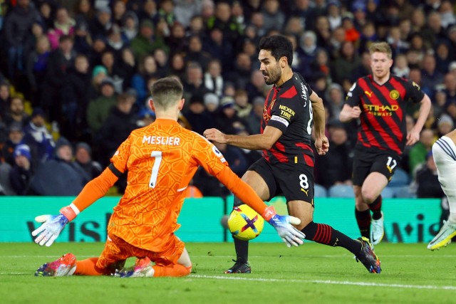 Pemain Manchester City Ilkay Gundogan menendang bola ke arah gawang Leeds United pada pertandingan lanjutan Liga Inggris di Stadion Elland Road, Leeds, Inggris. Foto: Molly Darlington/REUTERS