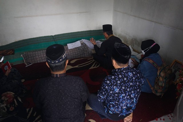 Suasana rumah duka Abdul Hamid alias Pak Ogah di kawasan Jatisari, Bekasi, Jawa Barat pada Kamis (29/12). Foto: Iqbal Firdaus/kumparan