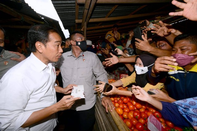 Presiden Jokowi membagikan bantuan sosial untuk padagang di Pasar Nila, Nusa Tenggara Barat. Foto: Dok. Muchlis Jr - Biro Pers Sekretariat Presiden
