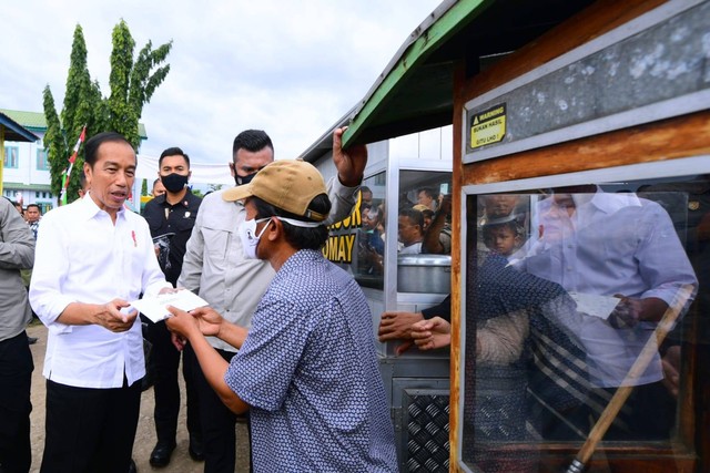 Presiden Jokowi membagikan bantuan sosial untuk padagang di Pasar Nila, Nusa Tenggara Barat. Foto: Dok. Muchlis Jr - Biro Pers Sekretariat Presiden