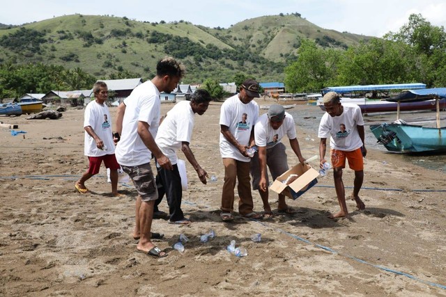 Relawan Komunitas Nelayan Pesisir NTT yang mendukung Ganjar Pranowo Presiden 2024, melakukan aksi long march bersih-bersih pantai di Desa Tado, Kecamatan Riung, Kabupaten Ngada. Foto: Dok. Istimewa