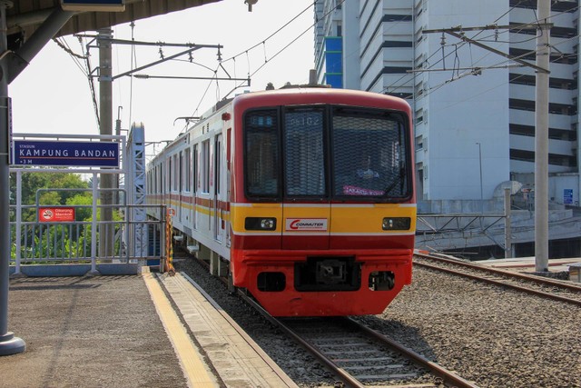 KRL memasuki stasiun Kampung Bandan, Jakarta Utara. Foto: Fasyah Halim/Unsplash.com