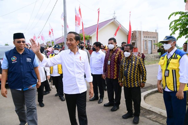 Presiden Jokowi meresmikan hunian tetap pascabencana badai siklon tropis seroja di Desa Tambe, Kecamatan Bolo, Kabupaten Bima, kamis (29/12). Foto: Dok. Muchlis Jr - Biro Pers Sekretariat Presiden