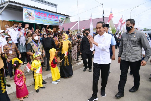 Presiden Jokowi (kanan) menyapa warga saat mengahadiri saat peresmian hunian tetap pascabencana badai siklon tropis seroja di Desa Tambe, Kecamatan Bolo, Kabupaten Bima, kamis (29/12). Foto: Dok. Muchlis Jr - Biro Pers Sekretariat Presiden
