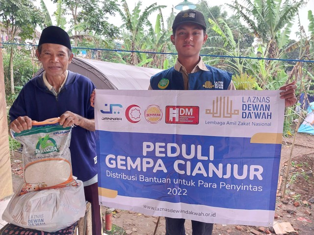 775 Paket Sembako Bantu Masyarakat Penyintas Gempa Cianjur