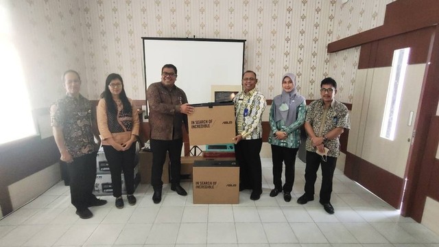 (Kanan) Kepala Dinas Perkim Edy Rahman menyerahkan 1 paket peralatan kantor kepada Kepala BPN/ATR Kobar Febri Effendy di aula Dinas Perkim, Kamis (29/12/2022). Foto: Lukman Hakim/InfoPBUN