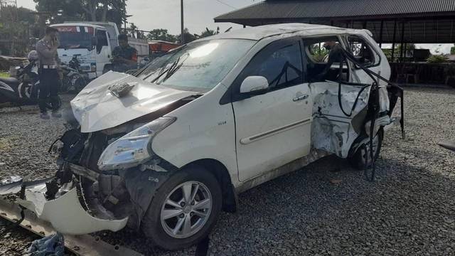 Mobil terlibat kecelakaan lalu lintas di Aceh Besar, Kamis (3/11/2022). Foto: Polisi