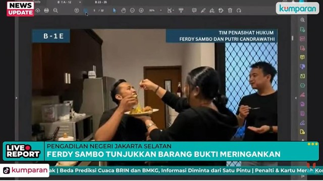 Pengacara Putri Candrawathi, Febri Diansyah menunjukan barang bukti foto Putri menyuapi Richard Eliezer saat sidang lanjutan kasus pembunuhan Brigadir Yosua di Pengadilan Negeri Jakarta Selatan, Kamis (29/12/2022). Foto: kumparan