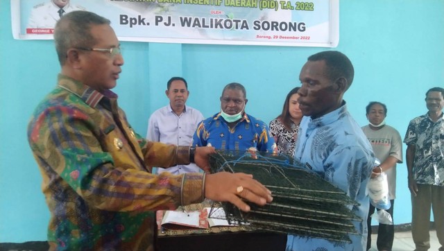 Nelayan menerima bantuan perangkap kepiting dari Penjabat Wali Kota Sorong, foto: Yanti/BalleoNEWS