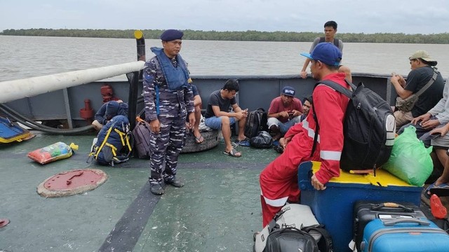 TNI AL bantu evakuasi ABK kapal tenggelam di Perairan Muara Sungsang. Foto: Dispen AL