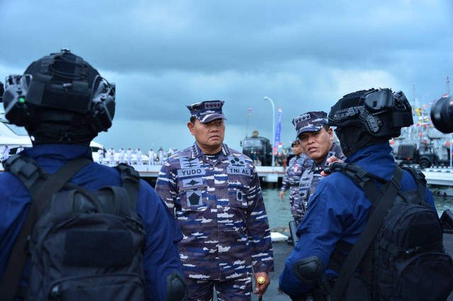 Panglima TNI Laksamana Yudo Margono bersama Laksamana TNI Muhammad Ali melakukan Admiral Inspection sebuah tradisi di TNI AL, Rabu (28/12/2022). Foto: Dispen AL