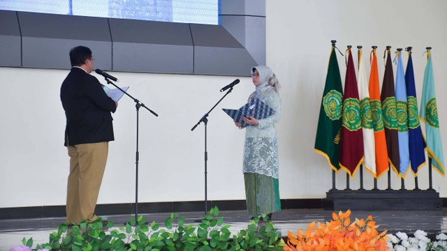 Ketua Majelis Diktilitbang PP Muhammadiyah Lincolin Arsad melantik Rektor UM Buton terpilih Wa Ode Al Zarliani (Sumber : Dok. Humas UM Buton)