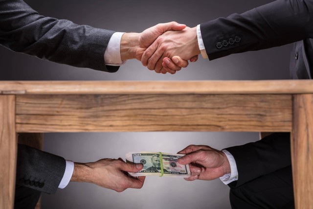 Ilustrasi Penyuapan. Foto: Shutterstock