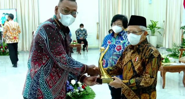 Presiden Direktur PT Polytama Propindo, Didik Susilo (KIri) menerima penghargaan PROPER emas dari Wapres Maruf Amin. FOto: Dok. Polytama