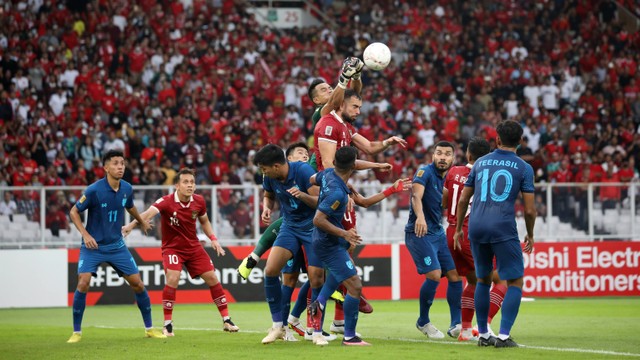 Duel pemain Timnas Indonesia saat melawan Timnas Thailand pada pertandingan Grup A Piala AFF 2022 di Stadion Utama Gelora Bung Karno (SUGBK), Jakarta, Kamis (29/12/2022). Foto: Aditia Noviansyah/kumparan