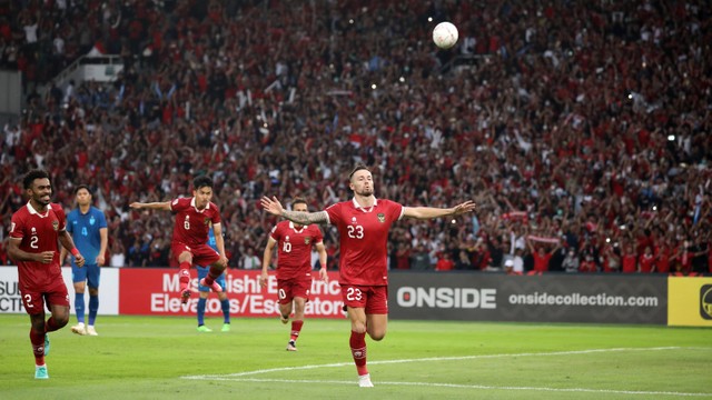 Selebrasi pemain Timnas Indonesia Marc Anthony Klok
saat melawan Timnas Thailand pada pertandingan Grup A Piala AFF 2022 di Stadion Utama Gelora Bung Karno (SUGBK), Jakarta, Kamis (29/12/2022). Foto: Aditia Noviansyah/kumparan