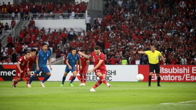 Pemain Timnas Indonesia Marc Anthony Klok
saat melawan Timnas Thailand pada pertandingan Grup A Piala AFF 2022 di Stadion Utama Gelora Bung Karno (SUGBK), Jakarta, Kamis (29/12/2022). Foto: Aditia Noviansyah/kumparan