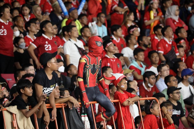 Suporter Timnas Indonesia memberikan dukungan saat melawan Timnas Thailand pada pertandingan Grup A Piala AFF 2022 di Stadion Utama Gelora Bung Karno (SUGBK), Jakarta, Kamis (29/12/2022). Foto: Aditia Noviansyah/kumparan