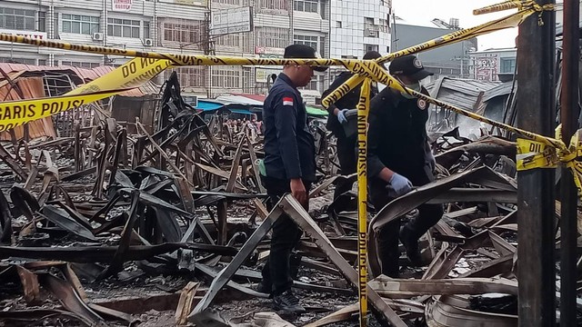 Tim Labfor Polri selidiki kebakaran Pasar Sentral Makassar, Kamis (29/12/2022). Foto: Dok. Istimewa