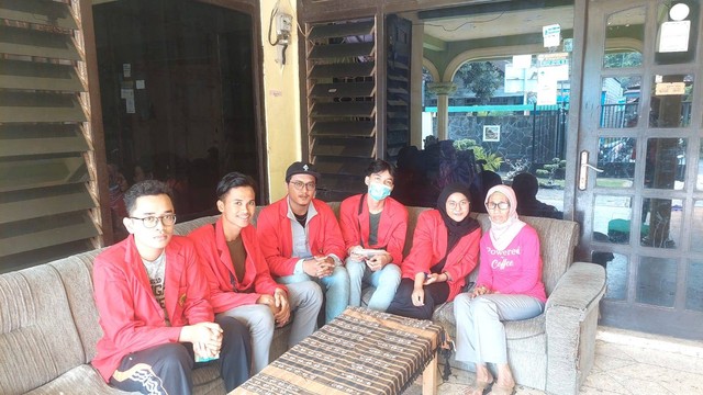 Foto Peserta KKN Untag Surabaya bersama Bu Kenti selaku pemilik Sambel Pecel Pasmantab. Source : Dokumen Pribadi