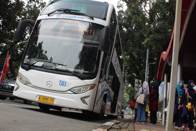 Tampak Wisata Bus Tingkat sedang berada di halte Museum Nasional (Museum Gajah). Foto: Lutfi Sheykal.