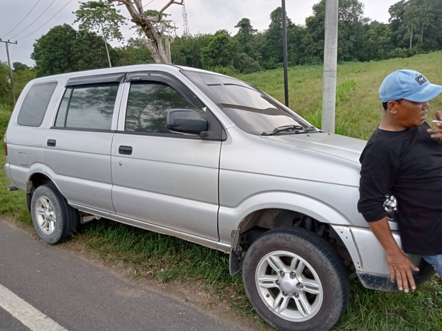 Mobil dengan plat kendaraan BE 1092 EV ditemukan di pinggir jalan di daerah Lampung Timur. | Foto : Ist